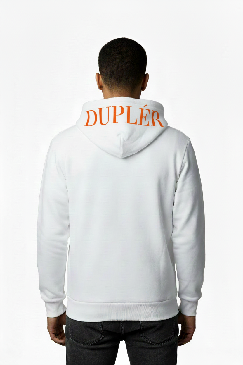 Man i vit hoodie bakifrån med DUPLÉR i mörkare orange