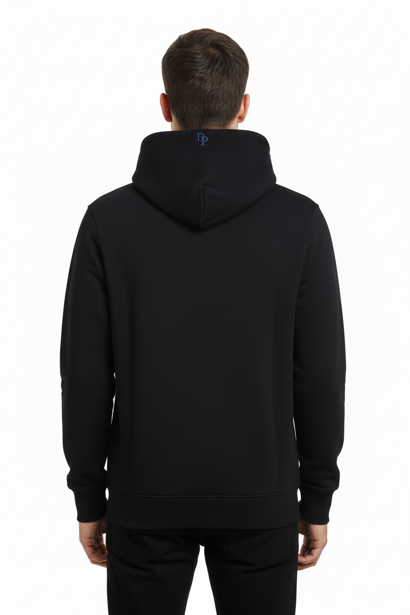 Man i svart hoodie bakifrån, vit bakgrund