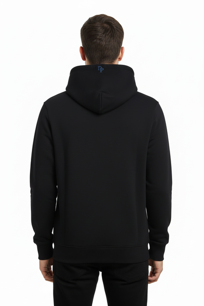 Man i svart hoodie bakifrån, vit bakgrund