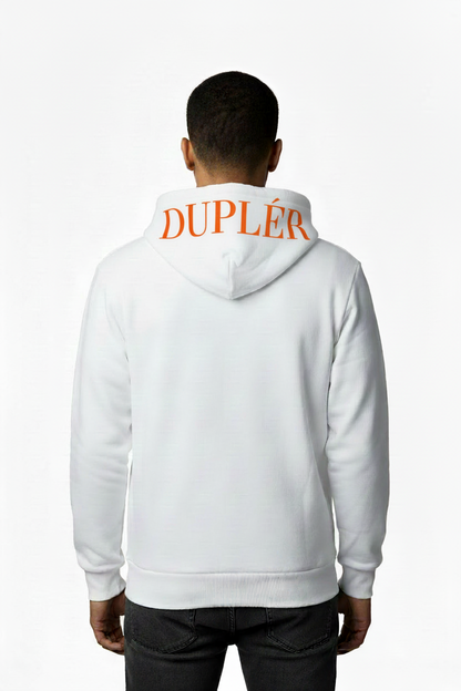 Man i vit hoodie bakifrån med DUPLÉR i mörkare orange