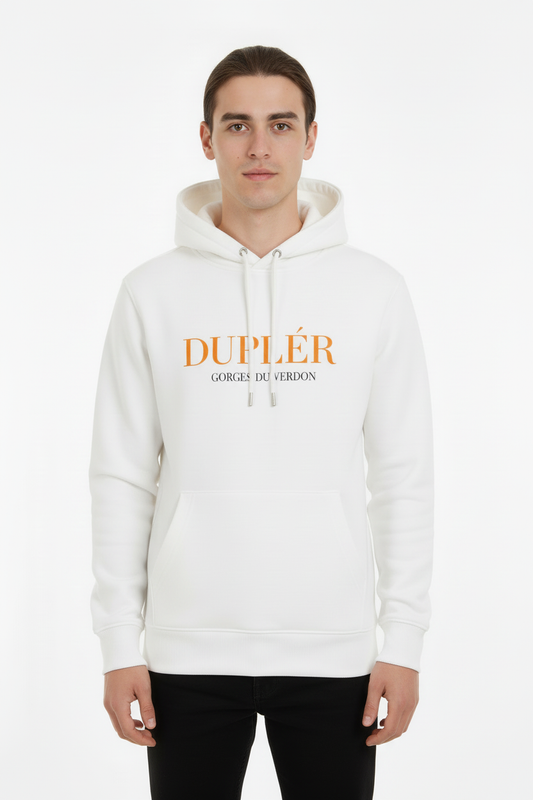 Man i vit hoodie stående rakt fram